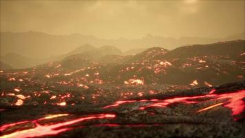 svart lavafält med varm röd orangelavaflow vid solnedgången video