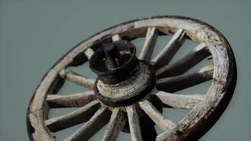 roue en bois vintage rustique faite à la main utilisée dans les wagons médiévaux video