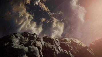 prachtig uitzicht boven wolkenlandschap en bergen video