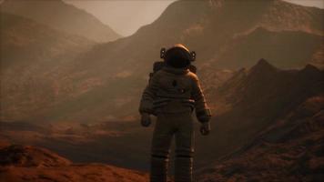 Raumfahrer geht auf dem roten Planeten Mars. Weltraummission