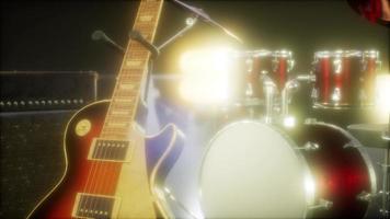 kit de batería y guitarra en una iluminación tenue del escenario. video