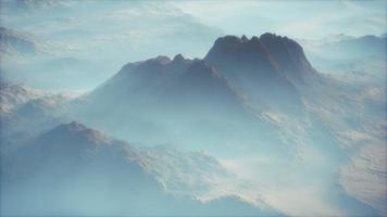 avlägsna bergskedja och tunt lager av dimma på dalarna video
