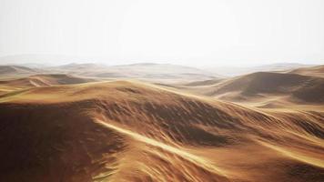 dune di sabbia al tramonto nel deserto del Sahara in Marocco video