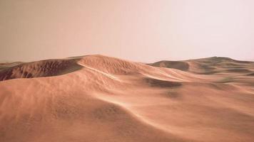 pôr do sol sobre as dunas de areia no deserto video