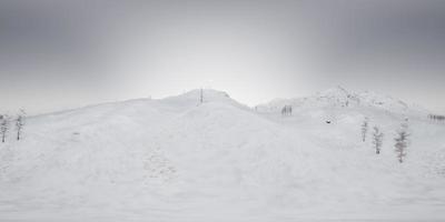 cámara vr 360 moviéndose sobre montañas rocosas nevadas video