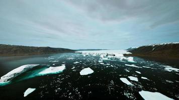 grand glacier dans les montagnes en alaska en été video