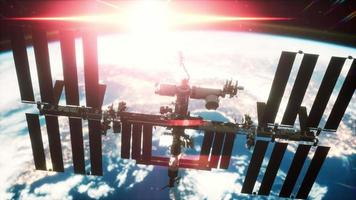 Internationale Raumstation im Weltraum über der Umlaufbahn des Planeten Erde