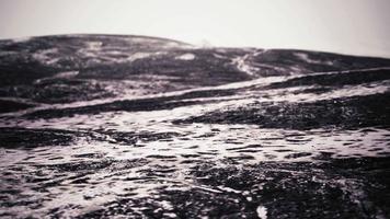 sneeuwijs en rotsen in het noordelijke landschap video