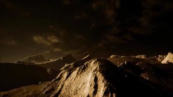 nuvens escuras sobre o vale vulcânico com grama e pedras video