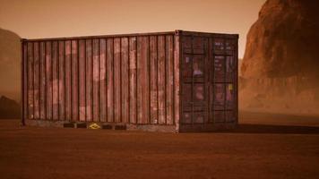 verlassener Schiffscontainer in der Wüste video