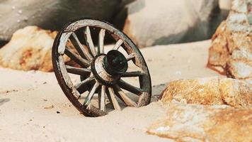 roue de chariot de vieille tradition sur le sable video