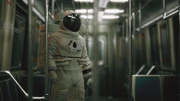 astronaut im alten, nicht modernisierten u-bahnwagen in den usa video