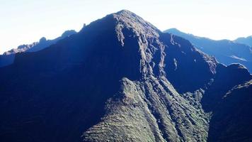 panorama del paesaggio delle montagne rocciose aeree video