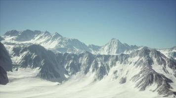 grandi cime di montagna in una giornata di sole video