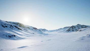 paisaje aéreo de montañas nevadas y costas heladas en la Antártida