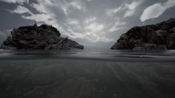 halb unter Wasser im Nordmeer mit Felsen video