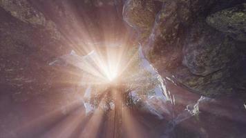 luz do sol dentro da caverna misteriosa