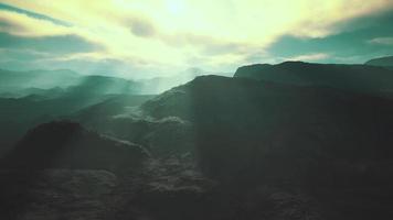 montanha no nevoeiro e deserto de pedra video