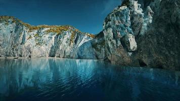 enormi scogliere e onde del mare del nord sulla costa meridionale video