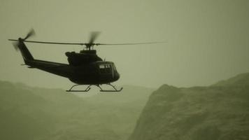 Helicóptero militar de los Estados Unidos en cámara lenta en Vietnam