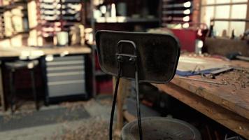 herramientas antiguas estilizadas retro sobre una mesa de madera en una carpintería video