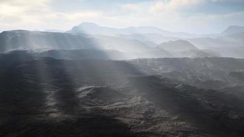 paisaje desértico volcánico aéreo con rayos de luz video