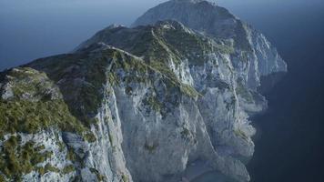 îles de norvège avec rochers et falaises video