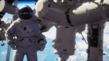 8k astronaut buiten het internationale ruimtestation op een ruimtewandeling video