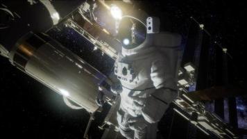 astronaute à l'extérieur de la station spatiale internationale lors d'une sortie dans l'espace video