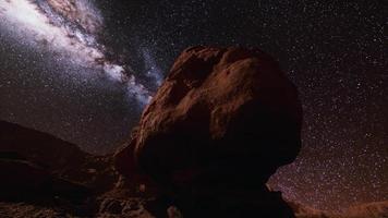 rocce rosse e cielo notturno della Via Lattea a Moab Utah video