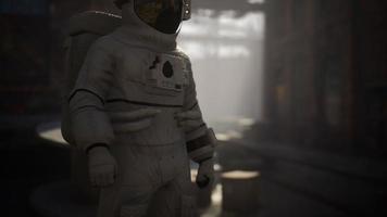 verloren astronaut in de buurt van verlaten industriële gebouwen van de oude fabriek video