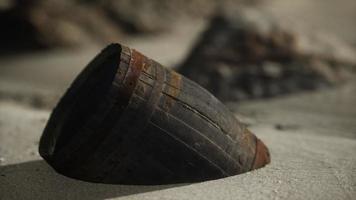 viejo barril de madera en la playa video