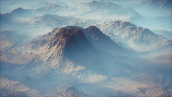 ferne Bergkette und dünne Nebelschicht über den Tälern