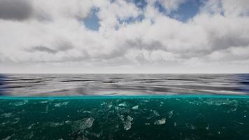 Geteilte Ansicht über und unter Wasser im karibischen Meer mit Wolken