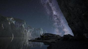 hyperlapse du ciel étoilé de nuit avec plage de montagne et océan à lofoten norvège video