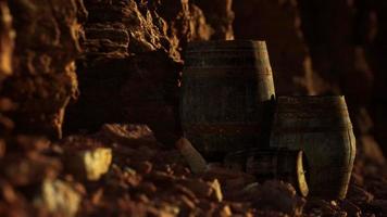 vieux tonneaux de vin vintage en bois près d'un mur de pierre dans le canyon