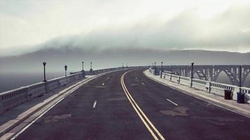 fragmento de puente vacío cerca de las montañas video