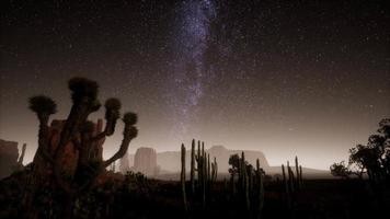 hyperlapse in der wüste des death valley national parks im mondlicht unter galaxiensternen