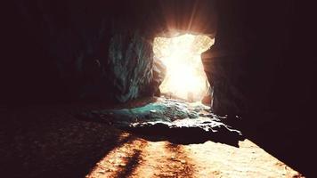 große dunkle höhle und sonnenlicht aus dem dschungelwald video