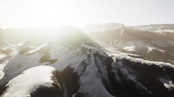rangée de falaises sombres pointues se détachant de la neige video