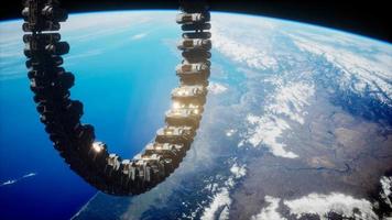 futuristisch ruimtestation in een baan om de aarde video