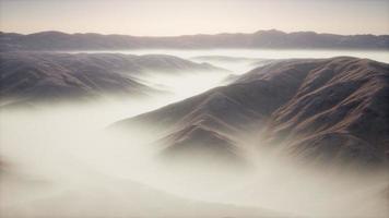 Berglandschaft mit tiefem Nebel am Morgen video