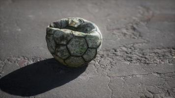 bola de futebol velha o chão de cimento