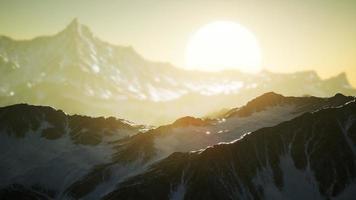 Winterlandschaft in den Bergen bei Sonnenuntergang video