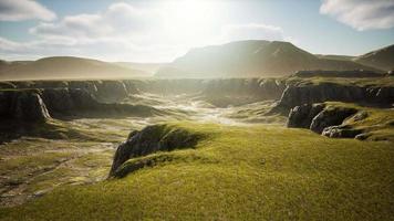 landschaft mit bergen und trockenem gelbem gras in neuseeland video