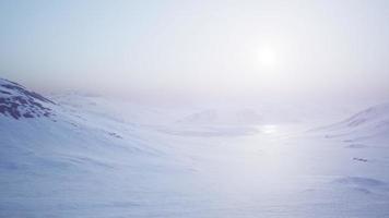 paisaje aéreo de montañas nevadas y costas heladas en la Antártida video