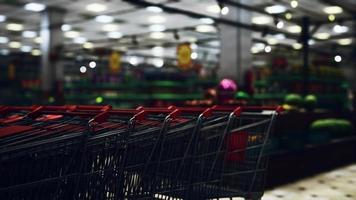 Covid-19-Epidemie und leerer Supermarkt video