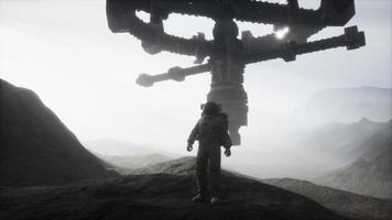 Astronaut auf einem anderen Planeten mit Staub und Nebel