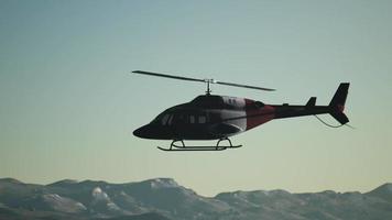 elicottero volante al rallentatore estremo e cielo al tramonto video