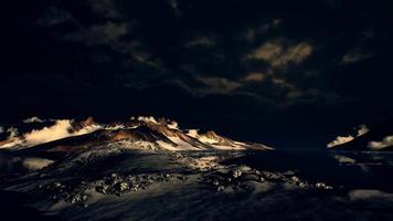 paisaje dramático en la Antártida con la tormenta que viene